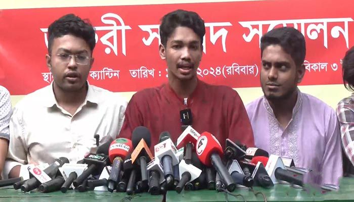সাত কলেজ ইস্যুতে কঠোর কর্মসূচির হুঁশিয়ারি ঢাবি শিক্ষার্থীদের  