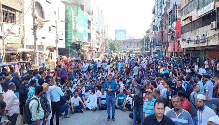 আ.লীগের কার্যালয়ের সামনে বিএনপির অবস্থান   