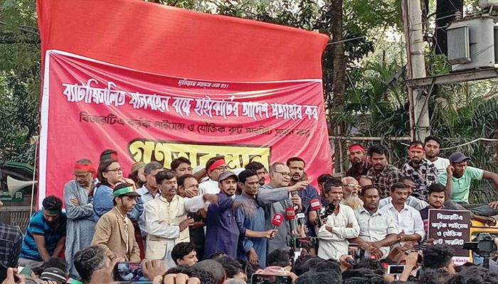 ‘দাবি না মেনে তুমিও গদিতে থাকতে পারবা না’ 