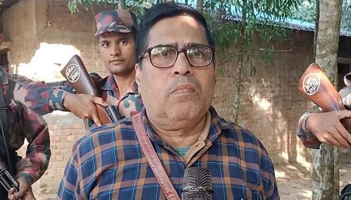 ভারতে পালানোর সময় পুরোহিত আটক