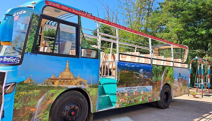 পর্যটকদের ভ্রমণে পাহাড়ে চালু হলো ছাদ খোলা বাস