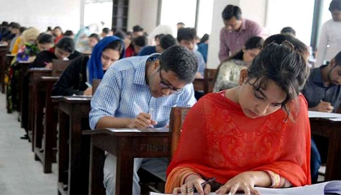 সরকারি চাকরিতে আবেদনের ফি কমছে