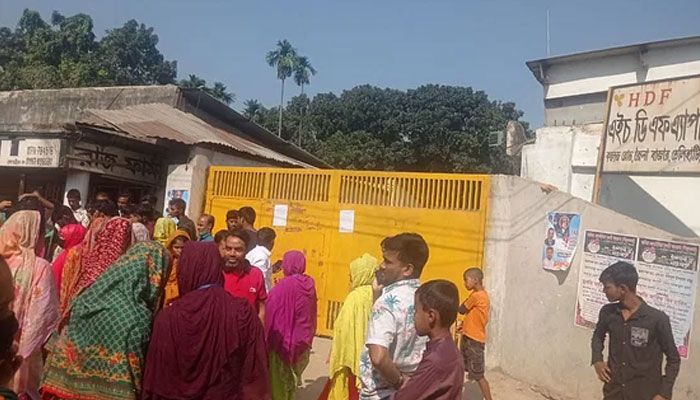 বেতন বাকি রেখে কারখানা বন্ধ, শ্রীপুরে সড়ক অবরোধ