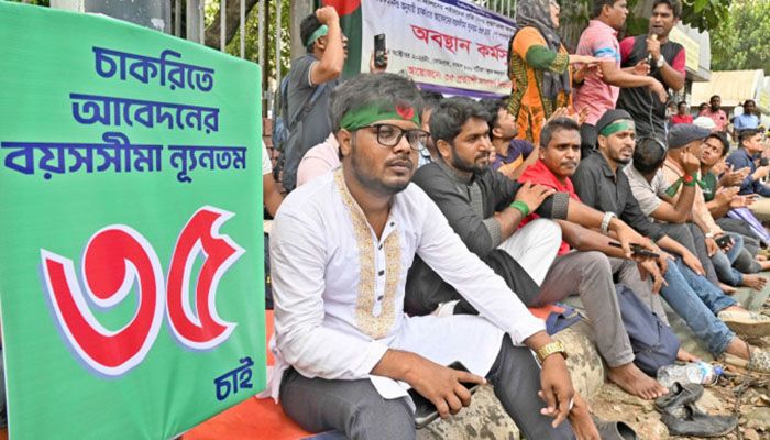 চাকরির বয়স ৩৫ করতে দুই সপ্তাহের আল্টিমেটাম 
