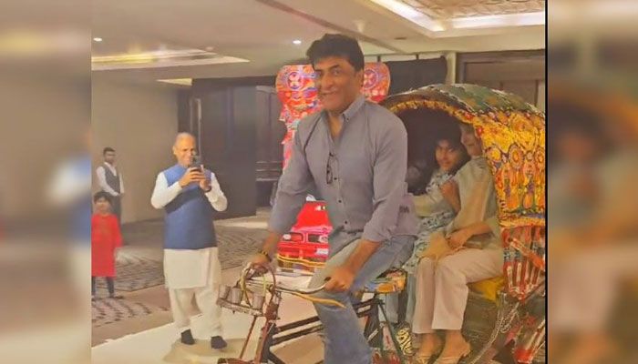 রিকশাচালকদের স্যালুট দিলেন পাক হাইকমিশনার