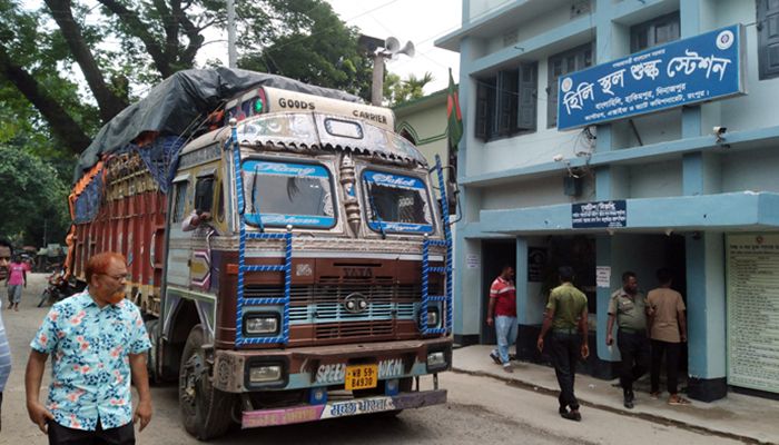 হিলি স্থলবন্দর দিয়ে চাল আমদানি শুরু