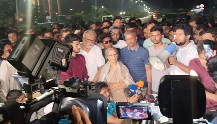 গভীর রাতে পঙ্গু হাসপাতালে গেলেন ৪ উপদেষ্টা