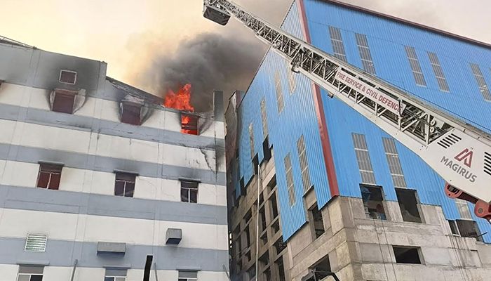 সোনারগাঁয়ে মেঘনা গ্রুপের কারখানায় আগুন, নিয়ন্ত্রণে ১৪ ইউনিট