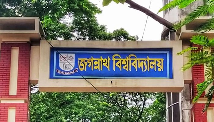 ৩ দফা দাবিতে জগন্নাথ বিশ্ববিদ্যালয়ে শিক্ষার্থীদের বিক্ষোভ