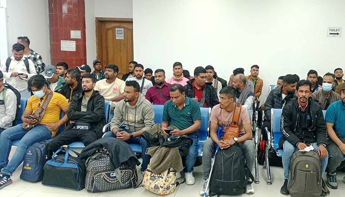 লেবানন থেকে ফিরলেন আরও ৭০ বাংলাদে‌শি 