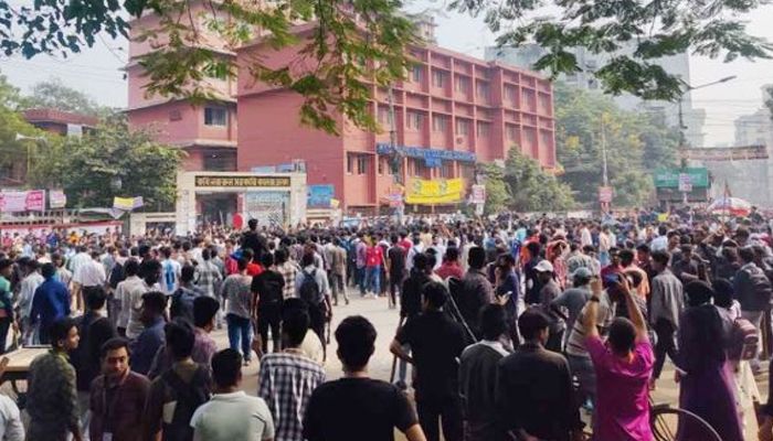 ‘মেগা মানডে’র ঘোষণা দিয়ে নজরুল কলেজের সামনে শিক্ষার্থীরা 