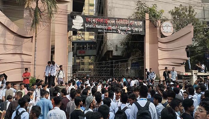 ন্যাশনাল মেডিকেল কলেজের প্রধান ফটক ভাঙচুর  