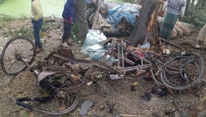 নাটোরে ট্রাক-ভ্যান সংঘর্ষে নিহত ২
