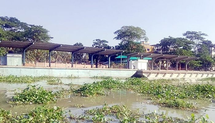 যাত্রী সংকটে লঞ্চ চলাচল বন্ধ, বিপাকে ব্যবসায়ীরা