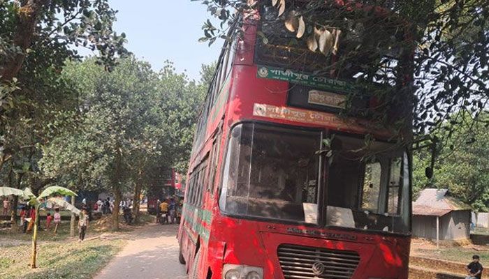 পিকনিক বাস বিদ্যুতায়িত হয়ে আইইউটির তিন শিক্ষার্থী নিহত 