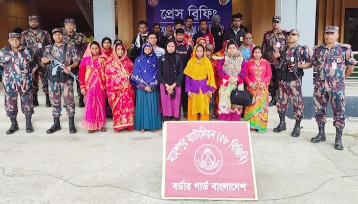  ঝিনাইদহ সীমান্তে নারী-শিশুসহ ৪৭ বাংলাদেশি আটক