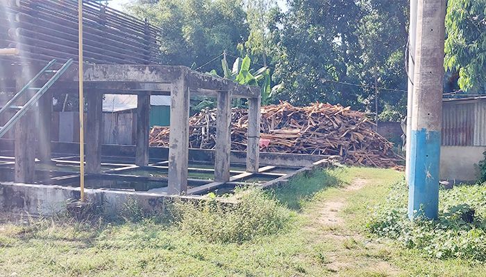 কাঠ পোড়ানোর অভিযোগে কয়েল কারখানায় যৌথ অভিযান