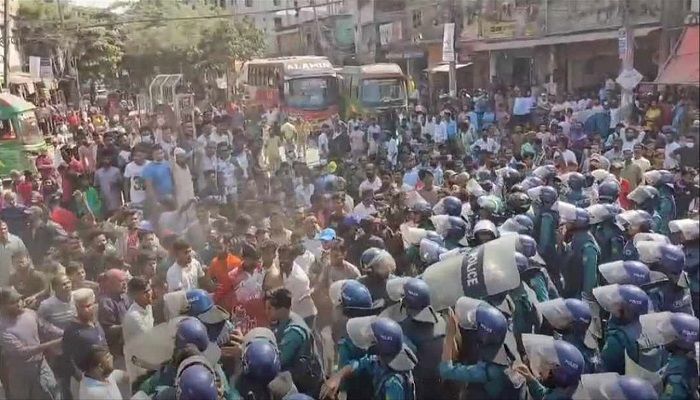 দয়াগঞ্জে সংঘর্ষে ২ পুলিশ সদস্য আহত