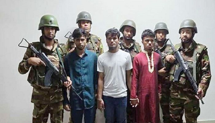 সেনাবাহিনী ও পুলিশের গাড়িতে আগুন: গ্রেপ্তার ৩