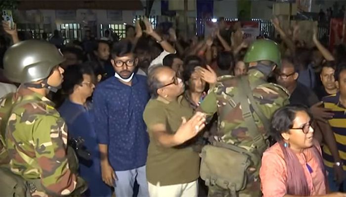 শিল্পকলার সামনে দু’পক্ষের হাতাহাতি, নিয়ন্ত্রণে সেনাবাহিনী-পুলিশ