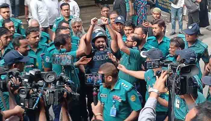 আদালতে ‘জয় বাংলা’ স্লোগান দিল সোলায়মান সেলিম  