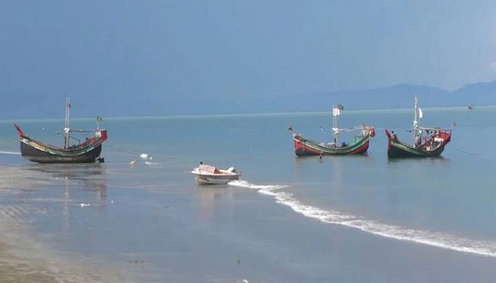 ট্রলারসহ ৬ বাংলাদেশি মাঝিকে ধরে নিয়ে গেল আরাকান আর্মি