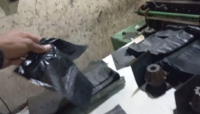 নিজ বাসায় যুবলীগ নেতার পলিথিন কারখানা