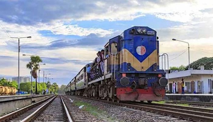 সরে গেলেন আন্দোলনকারীরা, ট্রেন চলাচল স্বাভাবিক 