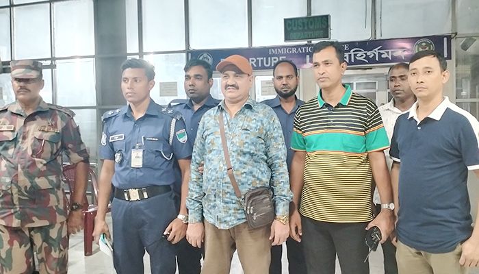 ভারতে পালানোর সময় পৌর কাউন্সিলর আটক