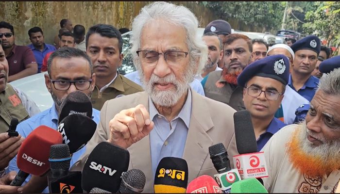 শহিদ আব্দুল্লাহর বাড়িতে ভূমি উপদেষ্টা, করলেন কবর জিয়ারত