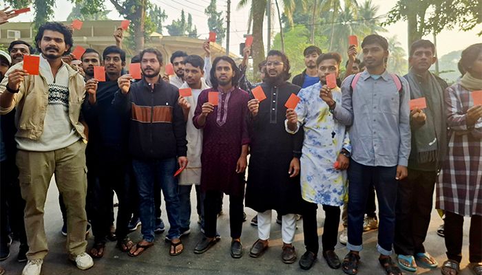 রাবিতে পোষ্য কোটাকে লাল কার্ড প্রদর্শন 