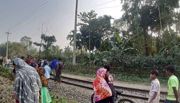 ট্রেনে কাটা পড়ে বৃদ্ধার মৃত্যু