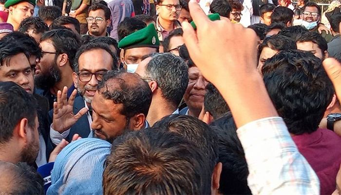 শাহবাগে সমাবেশের ডাক দিয়েছে শিক্ষানবিস চিকিৎসকরা
