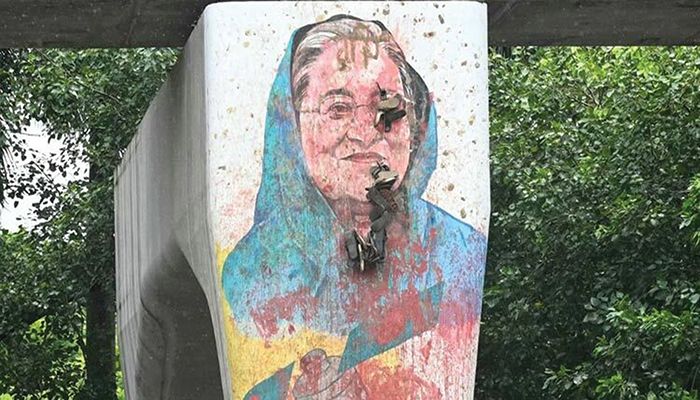 ঢাবিতে শেখ হাসিনার ‘ঘৃণাস্তম্ভে’ গণ জুতা নিক্ষেপ  