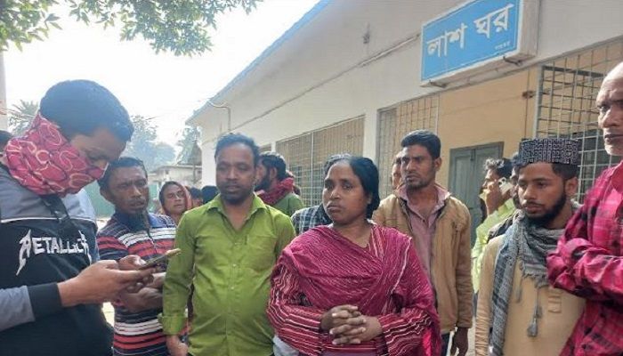 সড়কে ঝরল একই পরিবারের ৪ জনের প্রাণ