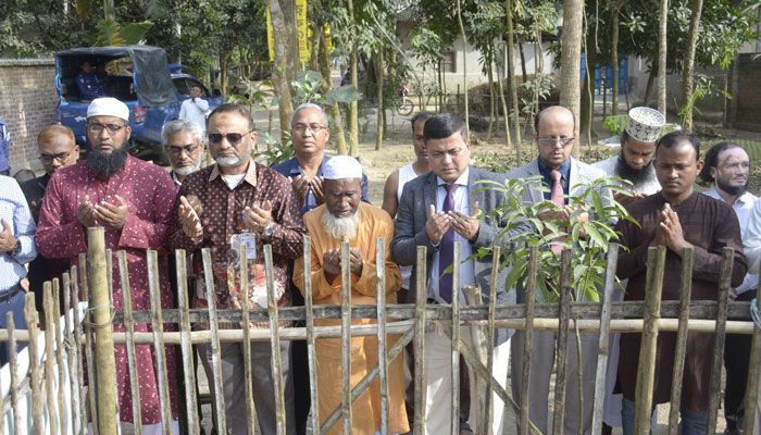 শহিদ আবু সাইদের কবর জিয়ারত করলেন ঢাবি উপাচার্য