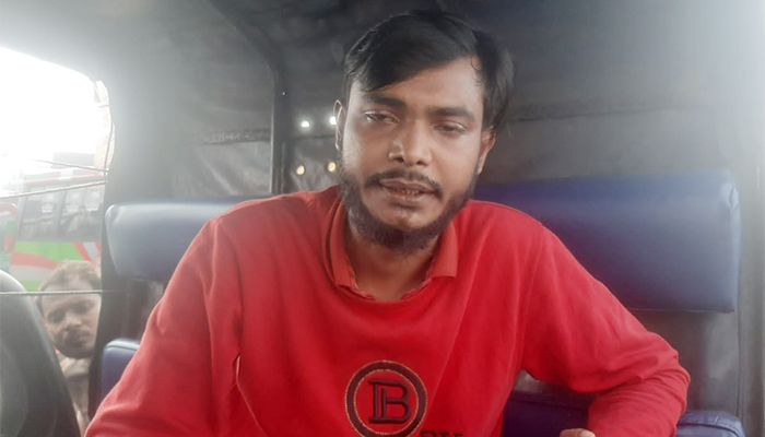 ট্রাকের চালক সাইফুল ইসলাম। ছবি- বরিশাল প্রতিনিধি