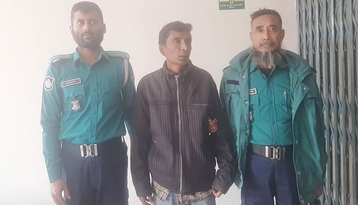 পাসপোর্ট অফিসে দুদকের অভিযানে দালাল আটক। ছবি- ﻿বরিশাল প্রতিনিধি