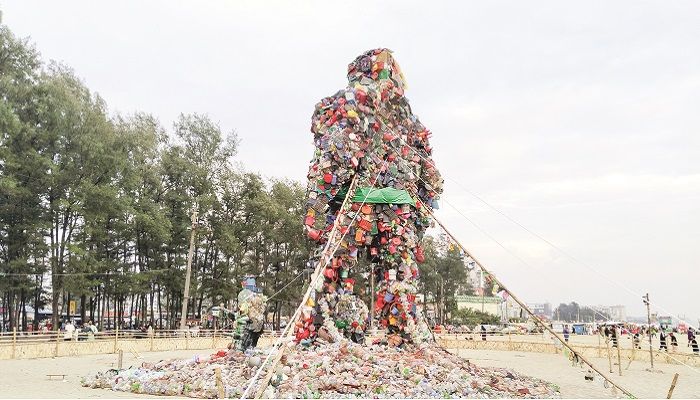কক্সবাজার সৈকতে প্লাস্টিক দানব