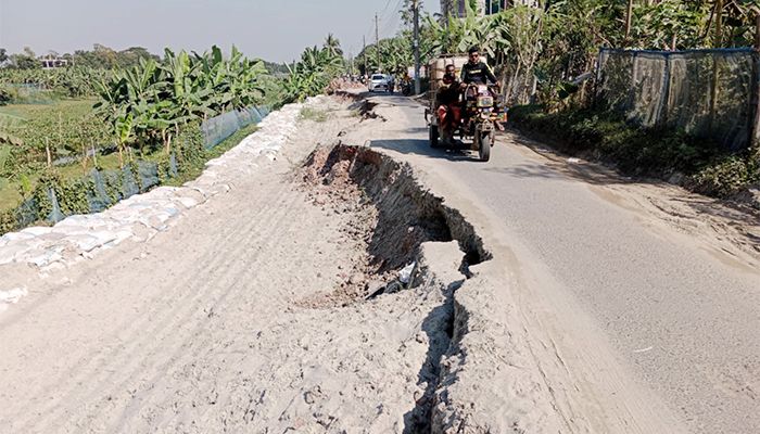 সংস্কারের ৩ মাসের মধ্যে ধ্বসে গেল সড়ক, জনভোগান্তি চরমে