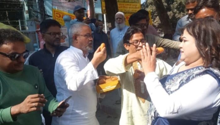 আব্দুস সালাম পিন্টু খালাস পাওয়ায় টাঙ্গাইলে মিষ্টি বিতরণ 