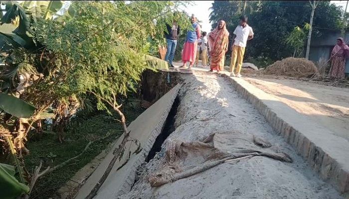 লালপুরে ১০ মাসে ধসে গেল কোটি টাকার আরসিসি রাস্তা