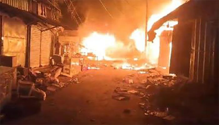 তেলের ট্রাকে বিস্ফোরণ, ৮ দোকান পুড়ে ছাই  