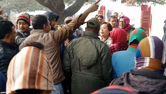 বিজয় দিবসের অনুষ্ঠানে দেরিতে আসায় জনতার রোষানলে ইউএনও