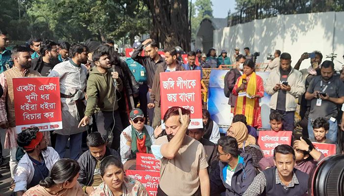 প্রধান বিচারপতির বাসভবনের সামনে গণঅনশনে বসেছে ইনকিলাব মঞ্চ