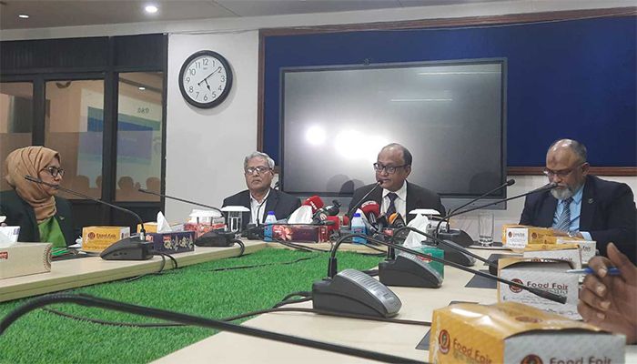 সম্পদের হিসাব দিলেন দুদক চেয়ারম্যান 