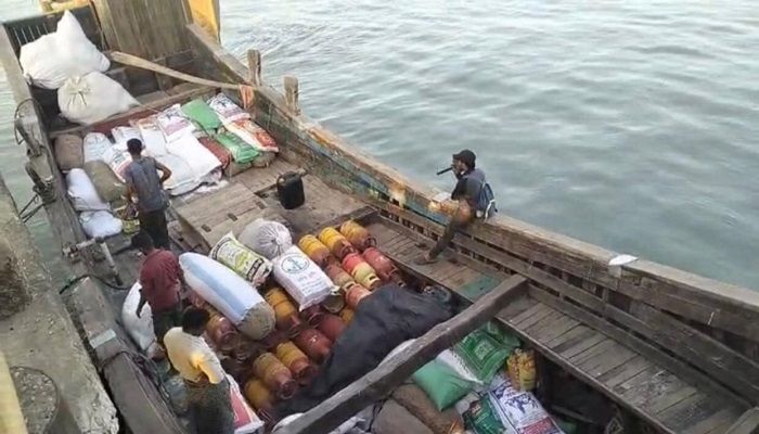 খাদ্য সংকট এড়াতে সেন্টমার্টিন গেল ৭ পণ্যবাহী ট্রলার