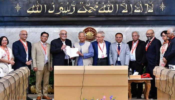 ড. ইউনূসের কাছে অর্থনীতির শ্বেতপত্র হস্তান্তর
