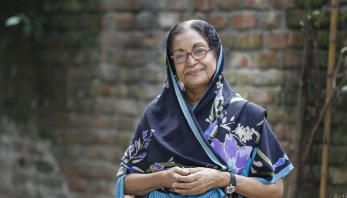 এখন অনেক মেয়ে শাড়ি পরতে চায় না