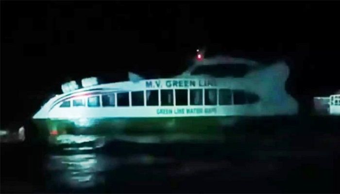 সাগরে আটকে আছে পর্যটকবাহী জাহাজ